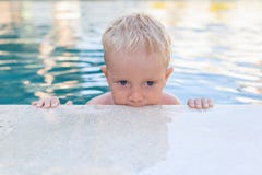 Ståenden av roligt litet behandla som ett barn pojken i simbassäng royaltyfria foton Ståenden av roligt litet behandla som ett barn pojken i simbassäng royaltyfria foton