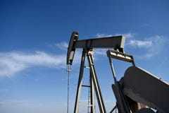 Stålar för pump för plats för råoljaproduktionbrunn mot blåa himlar i den Niobrara skiffern royaltyfria bilder Stålar för pump för plats för råoljaproduktionbrunn mot blåa himlar i den Niobrara skiffern royaltyfria bilder