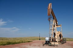 Stålar och fält för pump för plats för råoljaproduktionbrunn i den Niobrara skiffern arkivbild Stålar och fält för pump för plats för råoljaproduktionbrunn i den Niobrara skiffern arkivbild