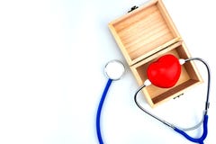 Stéthoscope bleu et coeur rouge sur le fond blanc photographie stock Stéthoscope bleu et coeur rouge sur le fond blanc photographie stock