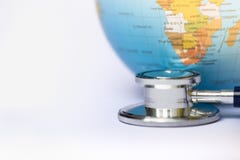 St?thoscope enroul? autour du globe sur le fond blanc Jour de terre photos stock St?thoscope enroul? autour du globe sur le fond blanc Jour de terre photos stock