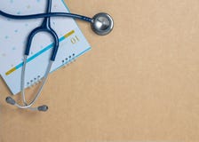 Stéthoscope et un calendrier Soignez le rendez-vous du ` s et l'entretenez dans l'hôpital images stock Stéthoscope et un calendrier Soignez le rendez-vous du ` s et l'entretenez dans l'hôpital images stock