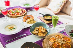 Stół w kawiarni z jarskimi naczyniami pizza, sałatki, kulebiak i napoje -, Jedzenie w restauraci obrazy stock Stół w kawiarni z jarskimi naczyniami pizza, sałatki, kulebiak i napoje -, Jedzenie w restauraci obrazy stock