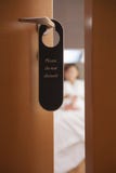 Stör inte tecknet på hotelldörren, närbild Royaltyfri Foto Stör inte tecknet på hotelldörren, närbild Royaltyfri Foto