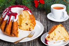 Stück des Weihnachtskuchens auf Platte, Nahaufnahme lizenzfreies stockbild Stück des Weihnachtskuchens auf Platte, Nahaufnahme lizenzfreies stockbild