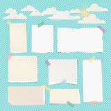 Stücke des zerrissenen Weiß, der beige leeren Anmerkung, des Notizbuchpapiers mit Wolken und der Sonne auf Türkishintergrund vektor abbildung Stücke des zerrissenen Weiß, der beige leeren Anmerkung, des Notizbuchpapiers mit Wolken und der Sonne auf Türkishintergrund vektor abbildung
