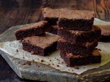 Stücke Kuchenschokoladenschokoladenkuchen auf hölzernem Hintergrund Lizenzfreie Stockfotografie Stücke Kuchenschokoladenschokoladenkuchen auf hölzernem Hintergrund Lizenzfreie Stockfotografie