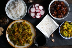 Stücke teriyaki Huhn, Reisnudeln und Tempurabrokkoli Asiatische Küche Lizenzfreies Stockbild Stücke teriyaki Huhn, Reisnudeln und Tempurabrokkoli Asiatische Küche Lizenzfreies Stockbild