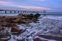 Stürmische Landschaft Winter Schwarzen Meers in Burgas-Bucht, Bulgarien Blauer Stundensonnenuntergang lizenzfreie stockbilder Stürmische Landschaft Winter Schwarzen Meers in Burgas-Bucht, Bulgarien Blauer Stundensonnenuntergang lizenzfreie stockbilder