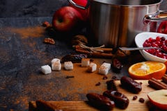 Su una tavola, zucchero, cannella, una casseruola, un piatto con i mirtilli rossi, un bordo con le date Vista laterale Fine in su immagine stock Su una tavola, zucchero, cannella, una casseruola, un piatto con i mirtilli rossi, un bordo con le date Vista laterale Fine in su immagine stock