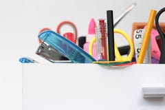 Su vicino & su personale con il cassetto della cancelleria Fotografie Stock Libere da Diritti Su vicino & su personale con il cassetto della cancelleria Fotografie Stock Libere da Diritti