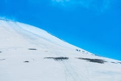 Subidas de los turistas para acampar al top coronado de nieve de la montaña con fotografía de archivo Subidas de los turistas para acampar al top coronado de nieve de la montaña con fotografía de archivo