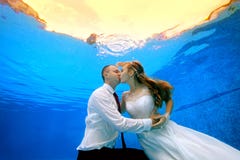 Submarino que se besa del hombre y de la mujer en la piscina foto de archivo Submarino que se besa del hombre y de la mujer en la piscina foto de archivo