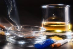 Substances provoquant une dépendance, y compris l'alcool et les cigarettes image stock Substances provoquant une dépendance, y compris l'alcool et les cigarettes image stock