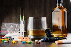 substances provoquant une dépendance, y compris l'alcool, les cigarettes et les drogues image libre de droits substances provoquant une dépendance, y compris l'alcool, les cigarettes et les drogues image libre de droits