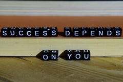 Succes hangt van u af van houten blokken Motivatie en inspiratieconcept royalty-vrije stock foto's Succes hangt van u af van houten blokken Motivatie en inspiratieconcept royalty-vrije stock foto's