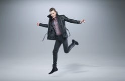 Succesvolle mens die van elke dag genieten stock fotografie Succesvolle mens die van elke dag genieten stock fotografie