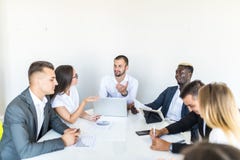 Succesvolle teamleider en bedrijfseigenaar die informele binnenshuis commerciële vergadering leiden Zakenman die aan laptop in vo stock fotografie Succesvolle teamleider en bedrijfseigenaar die informele binnenshuis commerciële vergadering leiden Zakenman die aan laptop in vo stock fotografie
