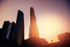 Succesvolle zakenman op achtergrondwolkenkrabbers royalty-vrije stock afbeeldingen Succesvolle zakenman op achtergrondwolkenkrabbers royalty-vrije stock afbeeldingen