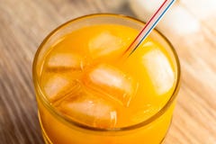 Succo d'arancia con ghiaccio immagini stock libere da diritti Succo d'arancia con ghiaccio immagini stock libere da diritti