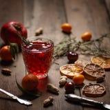 Succo del melograno con i melograni e frutti secchi su una tavola di legno Stile country immagine stock libera da diritti Succo del melograno con i melograni e frutti secchi su una tavola di legno Stile country immagine stock libera da diritti