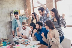 Sucesso e conceito do trabalho da equipe Grupo de sócios comerciais com r imagem de stock royalty free Sucesso e conceito do trabalho da equipe Grupo de sócios comerciais com r imagem de stock royalty free