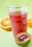 Suco de fruto com kiwifruits vermelhos fotos de stock royalty free Suco de fruto com kiwifruits vermelhos fotos de stock royalty free