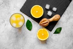 Suco de laranja recentemente espremido na opinião superior do fundo concreto imagem de stock royalty free Suco de laranja recentemente espremido na opinião superior do fundo concreto imagem de stock royalty free