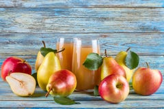Suco orgânico fresco de pera-Apple da exploração agrícola no vidro com as peras e as maçãs cortadas inteiras cruas fotografia de stock Suco orgânico fresco de pera-Apple da exploração agrícola no vidro com as peras e as maçãs cortadas inteiras cruas fotografia de stock