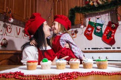 Sucre rouge de fête de crème de petits gâteaux de menthe poivrée de dessert de dîner de fête de Noël de tablier arrosant le chef photos libres de droits Sucre rouge de fête de crème de petits gâteaux de menthe poivrée de dessert de dîner de fête de Noël de tablier arrosant le chef photos libres de droits