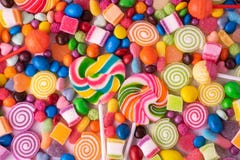 Sucreries de lucettes et bonbons multicolores et colorés vue supérieure à gelée douce de sucre et fin vers le haut de fond photographie stock Sucreries de lucettes et bonbons multicolores et colorés vue supérieure à gelée douce de sucre et fin vers le haut de fond photographie stock