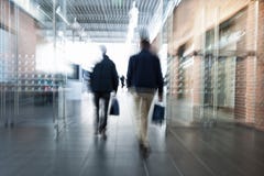 Suddig bild av folk i köpcentrum arkivbild Suddig bild av folk i köpcentrum arkivbild