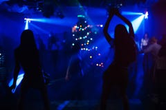Suddiga konturer av två dansare på etapp på klubban på partiet royaltyfri bild Suddiga konturer av två dansare på etapp på klubban på partiet royaltyfri bild