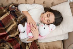 sueño feliz de la niña en cama Familia y amor El día de los niños Buenos días Cuidado de niños pequeño niño de la muchacha Sueños imagen de archivo libre de regalías sueño feliz de la niña en cama Familia y amor El día de los niños Buenos días Cuidado de niños pequeño niño de la muchacha Sueños imagen de archivo libre de regalías