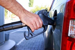 Suficiência do carro com gasolina imagens de stock Suficiência do carro com gasolina imagens de stock