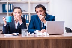 Sufrimiento de dos empleados en el lugar de trabajo imágenes de archivo libres de regalías Sufrimiento de dos empleados en el lugar de trabajo imágenes de archivo libres de regalías
