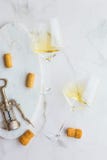 Sugheri e glas di eine del fondo del conzept del vino sul fondo di marmor fotografia stock Sugheri e glas di eine del fondo del conzept del vino sul fondo di marmor fotografia stock