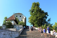 Sui punti alla chiesa sull'isola, il lago ha sanguinato, la Slovenia Fotografia Stock Sui punti alla chiesa sull'isola, il lago ha sanguinato, la Slovenia Fotografia Stock