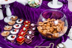 Suikergoedbar De lijst van de huwelijksontvangst met snoepjes, suikergoed, dessert stock afbeeldingen Suikergoedbar De lijst van de huwelijksontvangst met snoepjes, suikergoed, dessert stock afbeeldingen