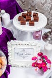 Suikergoedbar De lijst van de huwelijksontvangst met snoepjes, suikergoed, dessert royalty-vrije stock fotografie Suikergoedbar De lijst van de huwelijksontvangst met snoepjes, suikergoed, dessert royalty-vrije stock fotografie