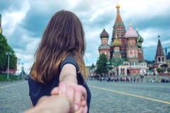 Suivez-moi, fille attirante de brune tenant la main mène à la place rouge à Moscou Russie photographie stock libre de droits Suivez-moi, fille attirante de brune tenant la main mène à la place rouge à Moscou Russie photographie stock libre de droits