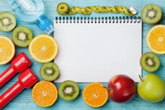 Suivez un régime le plan, le menu ou le programme, le ruban métrique, l'eau, les haltères et la nourriture de régime des fruits f Images stock Suivez un régime le plan, le menu ou le programme, le ruban métrique, l'eau, les haltères et la nourriture de régime des fruits f Images stock