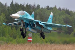 Sukhoi Su-34 bombplanlandning på den Kubinka flygvapengrunden, Moskvaregion, Ryssland royaltyfri bild Sukhoi Su-34 bombplanlandning på den Kubinka flygvapengrunden, Moskvaregion, Ryssland royaltyfri bild