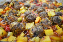 Sul pavimento di marmo, polpette con le verdure, in piatto bollente di vetro immagine stock libera da diritti Sul pavimento di marmo, polpette con le verdure, in piatto bollente di vetro immagine stock libera da diritti