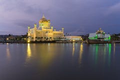 Sultan Omar Ali Saifuddien Mosque in Brunei stock foto's Sultan Omar Ali Saifuddien Mosque in Brunei stock foto's