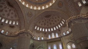 Sultanahmet Meczetowy wnętrze w Istanbuł Turcja zbiory wideo Sultanahmet Meczetowy wnętrze w Istanbuł Turcja zbiory wideo