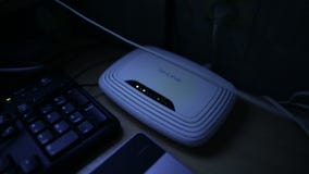 SUMY, UKRAINA - DEC 5, 2017: Fi router pracuje wokoło zegaru w biurze administrator systemu zbiory SUMY, UKRAINA - DEC 5, 2017: Fi router pracuje wokoło zegaru w biurze administrator systemu zbiory