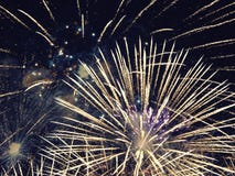 Sumário, fogos de artifício, imagem borrada Fundo do Natal Luz com faíscas de incandescência, Feliz Natal fotos de stock royalty free Sumário, fogos de artifício, imagem borrada Fundo do Natal Luz com faíscas de incandescência, Feliz Natal fotos de stock royalty free
