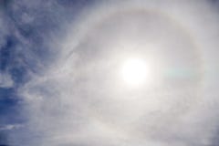 Sun con l'avvenimento circolare di alone del sole dell'arcobaleno dovuto i cristalli di ghiaccio in atmosfera, fondo di alone del fotografie stock Sun con l'avvenimento circolare di alone del sole dell'arcobaleno dovuto i cristalli di ghiaccio in atmosfera, fondo di alone del fotografie stock