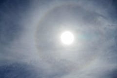 Sun con l'avvenimento circolare di alone del sole dell'arcobaleno dovuto i cristalli di ghiaccio in atmosfera, fondo di alone del immagini stock libere da diritti Sun con l'avvenimento circolare di alone del sole dell'arcobaleno dovuto i cristalli di ghiaccio in atmosfera, fondo di alone del immagini stock libere da diritti